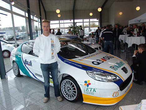 En smilende Martin ved sin smukke Peugeot 407